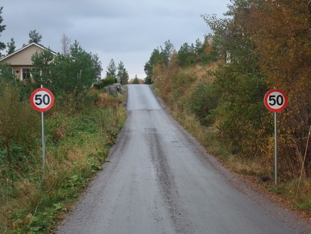 Skilt og asfaltert vei på Bergsøya